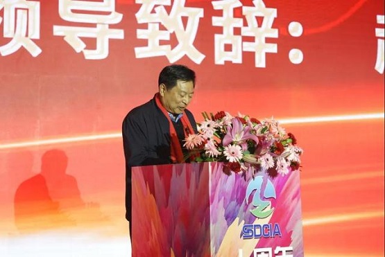 中國(guó)涂料工業(yè)協(xié)會(huì)副會(huì)長(zhǎng)趙君在致辭
