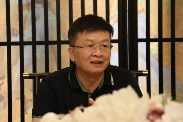廣西飼料工業(yè)協(xié)會(huì)常務(wù)副會(huì)長(zhǎng)閉強(qiáng)主持