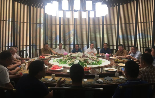 召開(kāi)大中型飼料生產(chǎn)企業(yè)負(fù)責(zé)人座談會(huì)