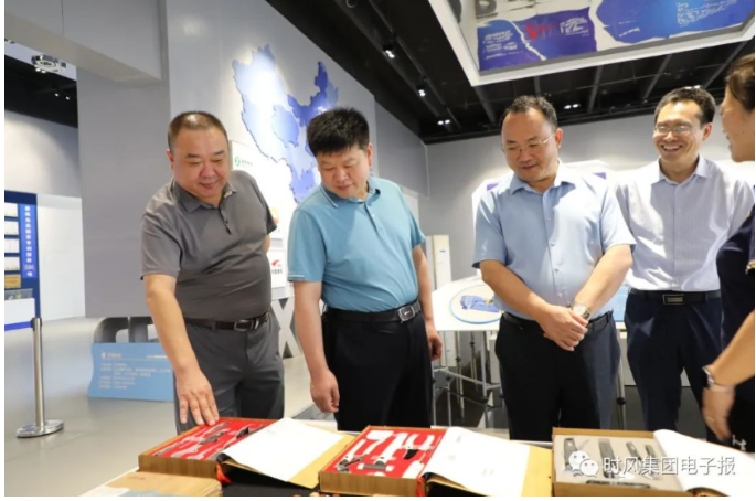 文登威力工具主營五金工具和工業(yè)風(fēng)機(jī)環(huán)保設(shè)備兩大板塊，主要生產(chǎn)活扳手、管鉗、斷線鉗、套筒、大力鉗等系列產(chǎn)品，致力于專業(yè)級(jí)、工業(yè)級(jí)工具設(shè)計(jì)、研發(fā)和生產(chǎn)，集銷售、服務(wù)一體的集成供應(yīng)商。