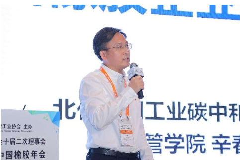 以聯(lián)想、伊利等碳中和優(yōu)秀企業(yè)的案例介紹，為橡膠企業(yè)實(shí)施“雙碳”提供了有益的指導(dǎo)和參考，助力中國橡膠企業(yè)低成本履約和綠色低碳發(fā)展。