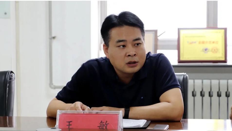 　王敏董事長(zhǎng)在講話中指出，當(dāng)前，新冠肺炎疫情持續(xù)蔓延、全球經(jīng)濟(jì)和金融市場(chǎng)持續(xù)動(dòng)蕩，公司堅(jiān)持穩(wěn)中求進(jìn)總基調(diào)，準(zhǔn)確識(shí)變、科學(xué)應(yīng)變、主動(dòng)求變，積極研判戰(zhàn)略環(huán)境和行業(yè)形勢(shì)，聚焦產(chǎn)供銷后勤各戰(zhàn)略板塊，推動(dòng)戰(zhàn)略實(shí)施，夯實(shí)企業(yè)高質(zhì)量發(fā)展基礎(chǔ)，在動(dòng)蕩的市場(chǎng)環(huán)境中實(shí)現(xiàn)了穩(wěn)健發(fā)展。