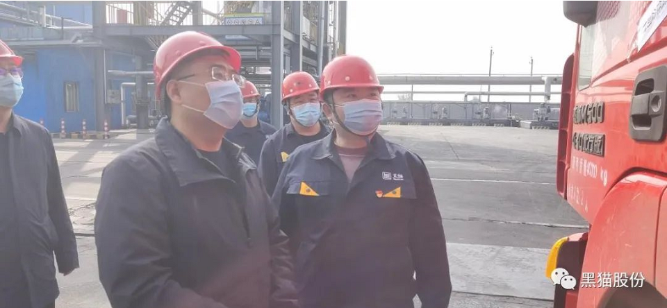 　太原黑貓向調(diào)研組一行詳細(xì)介紹企業(yè)基本情況、安全生產(chǎn)及疫情防控工作。調(diào)研組詳細(xì)聽取了匯報內(nèi)容后，深入現(xiàn)場進(jìn)行實(shí)地查看，對物流車輛出入廠的疫情管控詳細(xì)詢問，并強(qiáng)調(diào)要壓實(shí)壓緊安全生產(chǎn)責(zé)任，嚴(yán)格執(zhí)行閉環(huán)管理，筑牢“外防輸入”的第一道防線。