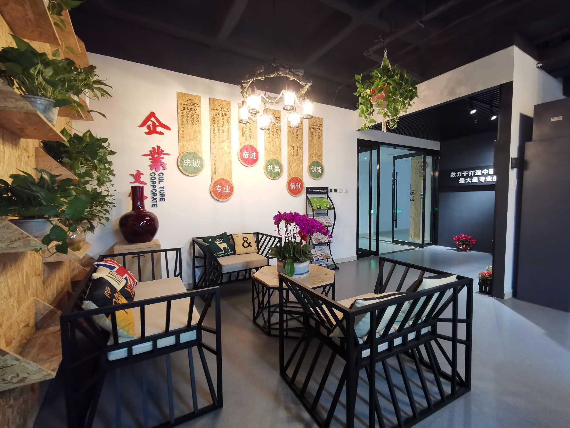 山東中橡將以此評(píng)定為契機(jī)，繼續(xù)深入開展兩化融合建設(shè)，不斷實(shí)現(xiàn)企業(yè)管理、業(yè)務(wù)運(yùn)作、信息建設(shè)等關(guān)鍵領(lǐng)域的技術(shù)創(chuàng)新，打造平臺(tái)化、集成化、智能化等兩化融合新格局，為更好的服務(wù)國內(nèi)橡塑行業(yè)和公司的持續(xù)高質(zhì)量創(chuàng)新發(fā)展不斷賦能。