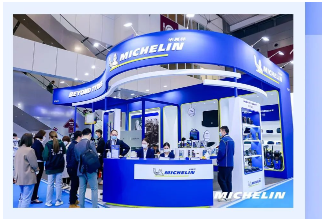 2022年底首發(fā)的米其林手機支架和車載吸塵器也以其獨具匠心的設計和出色的性能表現(xiàn)引起了市場關注。此外，米其林還展示了雨刮、車膜、緊急救援、洗車機、除味劑、生活時尚等超過10個品類的豐富產品。