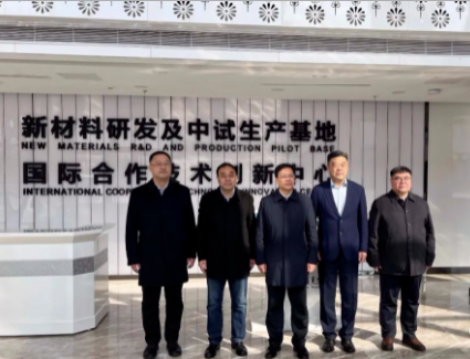 烏海市委書記唐毅帶領(lǐng)著一行人來到了青島黑貓研究院。