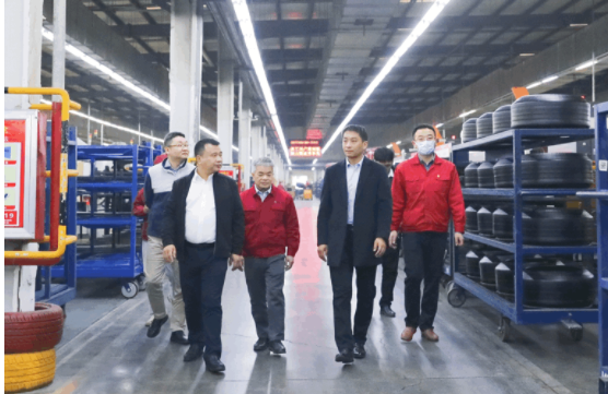 除了參觀棗礦橡膠公司，曹限東還深入全鋼八億橡膠和半鋼豐源輪胎實地交流，了解了生產(chǎn)組織、現(xiàn)場定置、設(shè)備運行、員工面貌、物流發(fā)貨等。