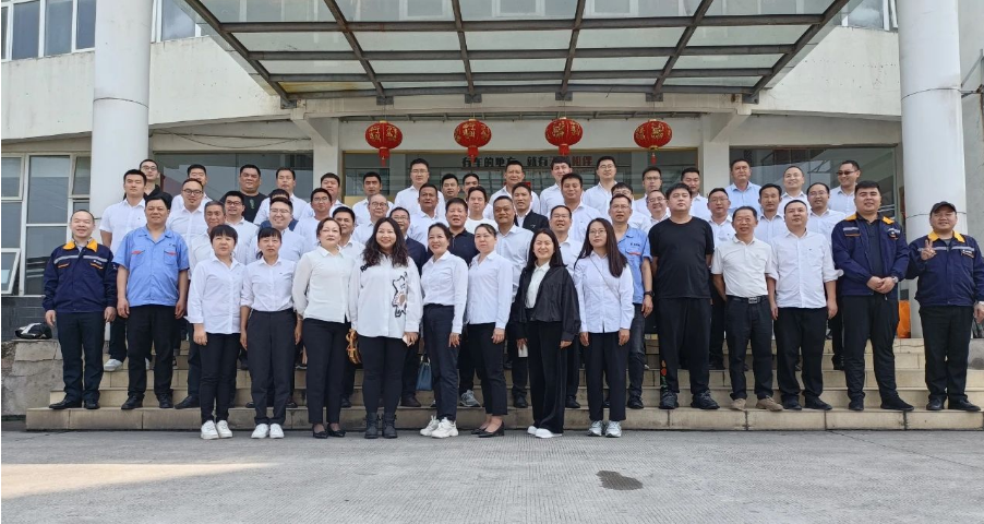 云膠集團阮林光、白進、張學明等領(lǐng)導(dǎo)一行47人赴新桂輪公司參觀交流。新桂輪董事長王定杰帶領(lǐng)公司中高層熱情接待。