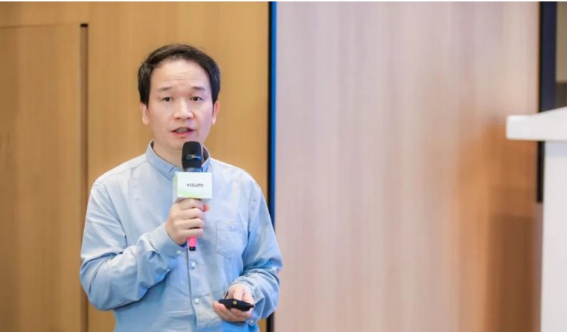 華南理工大學材料學院院長郭寶春帶來了《可重復加工橡膠的設計和制備》的報告。他介紹了兼顧增強和可重復加工的動態(tài)共價交聯(lián)橡膠的設計，包括界面可交換鍵、動態(tài)共價鍵/動態(tài)弱鍵等雙交聯(lián)設計，指出動態(tài)共價交聯(lián)橡膠為可重復加工橡膠的設計提供了重要機遇。