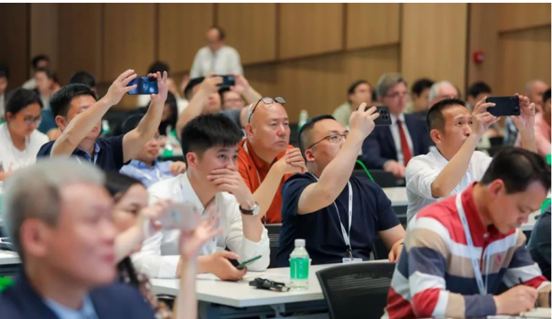 此次高峰論壇圍繞“綠色低碳、智創(chuàng)未來”的主題，業(yè)內(nèi)知名專家學者分享了多個業(yè)內(nèi)高精尖技術先進課題，現(xiàn)場反響熱烈，不少與會客商進行了積極互動，對業(yè)內(nèi)目前存在的問題也進行了深入討論。