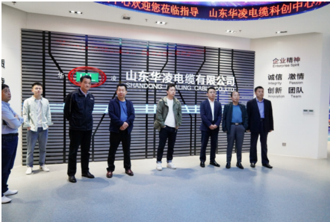 在山東華凌電纜有限公司，交流團一行人首先參觀了電纜展廳。華凌電纜副董事長王兆波為大家介紹了華凌電纜的發(fā)展歷程、人才培育、產(chǎn)品研發(fā)及企業(yè)榮譽等情況。