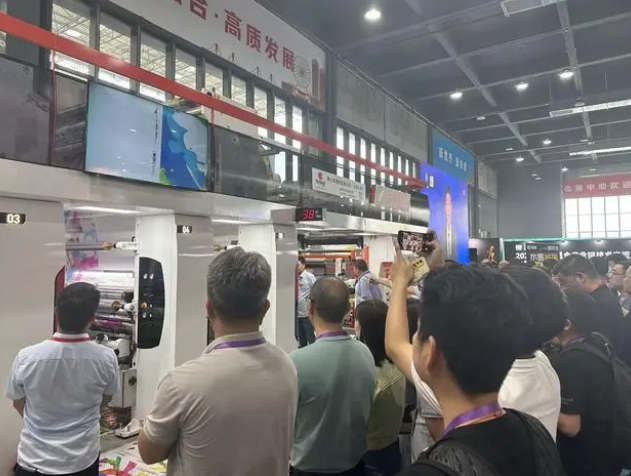 據(jù)了解，在博覽會現(xiàn)場，2023亞洲油墨全產(chǎn)業(yè)鏈技術(shù)交流會、水墨高峰論壇、電子軸高速水墨印刷機(現(xiàn)場水墨速印挑戰(zhàn))等多場活動同期舉辦。通過對政策導向、產(chǎn)業(yè)建設、科技創(chuàng)新等方面的解讀以及企業(yè)轉(zhuǎn)型升級新理念、新策略、新案例的分享，在交流和學習中加速推進水性油墨的行業(yè)推廣與應用，也讓全球采購商近距離感受品牌企業(yè)的雄厚實力與特色產(chǎn)品，向社會傳遞油墨產(chǎn)業(yè)的高效產(chǎn)能與發(fā)展價值。