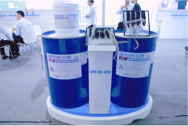 集泰股份的展位熱鬧非凡，吸引了中國建筑玻璃與工業(yè)玻璃協(xié)會領導以及來自武漢、河南、廣東、山東、四川、重慶等多省市的參觀團隊的到訪。他們與集泰股份工程產品銷售部的領導進行了深入交流和詳細參觀。