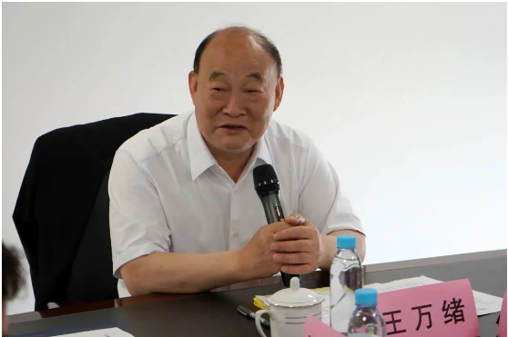 會議上，王萬緒理事長在講話中強調(diào)了統(tǒng)計在油墨行業(yè)發(fā)展中的重要性和意義。他指出，統(tǒng)計工作已經(jīng)連續(xù)開展了30多年，詳細記錄了我國油墨工業(yè)的發(fā)展歷程，見證了我國油墨工業(yè)的轉(zhuǎn)型和快速發(fā)展。他對行業(yè)統(tǒng)計分析中心的工作提出了期望，希望逐步提高統(tǒng)計工作的時效性、準(zhǔn)確性、覆蓋面和數(shù)據(jù)分析深度，為行業(yè)發(fā)展提供有效的數(shù)據(jù)支撐。