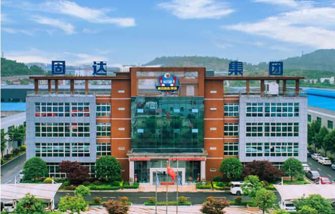 此外，在防火技術方面，固達電纜集團也進行了創(chuàng)新。他們與貴州大學合作，研發(fā)出了一種名為“礦物質柔性防火電纜”的產品，填補了國內防火電纜市場的空白。這種電纜采用了無機礦物材料，即使在高溫燃燒條件下，仍能保持線路的通暢，耐火等級符合國家標準和英國耐火標準。