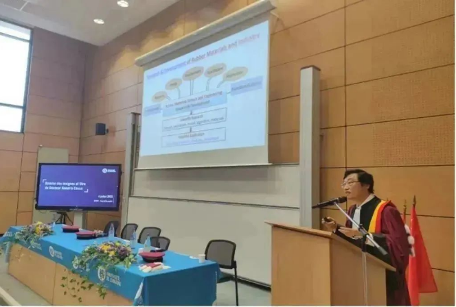 儀式結束后，張立群院士為與會師生做了學術報告，介紹了他在