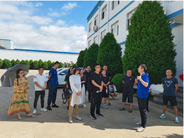 福建廈門智安同貿(mào)易有限公司總經(jīng)理肖曉軍攜帶20余名線下經(jīng)銷商實地參觀大連輪胎有限公司。