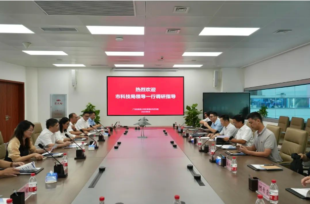 王桂林一行參觀了飛行起降動力學大裝置的核心設備，包括輪胎高加速試驗臺、道面環(huán)境模擬試驗臺、起落架擺振試驗臺以及飛行器落震試驗臺。他詳細了解了這些設備的安裝和調(diào)試進度，以及與之相關的科研進展和人才培養(yǎng)計劃。