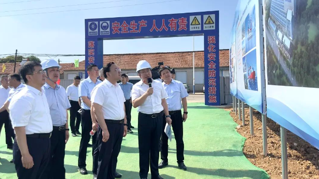 威海市委書記閆劍波率領(lǐng)調(diào)研團隊蒞臨中天科技山東海工線纜項目，對其建設(shè)情況進行實地考察。中天科技集團總裁薛馳向調(diào)研團隊詳細(xì)介紹了中天科技集團的發(fā)展歷程以及山東海工線纜項目的進展情況。