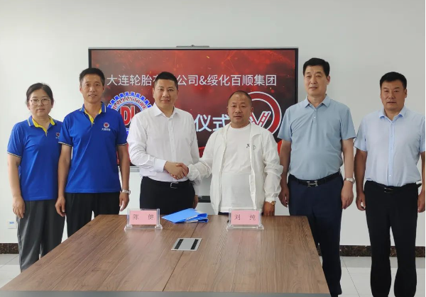 據(jù)了解，雙方合作協(xié)議的內(nèi)容涵蓋了多個(gè)領(lǐng)域，從業(yè)務(wù)互補(bǔ)到市場(chǎng)營(yíng)銷，再到產(chǎn)業(yè)推動(dòng)，都將展開(kāi)深度合作。這次合作對(duì)雙方而言意義重大。大連輪胎有限公司通過(guò)與綏化百順集團(tuán)的合作，進(jìn)一步鞏固了在輪胎市場(chǎng)的領(lǐng)導(dǎo)地位，同時(shí)也拓展了業(yè)務(wù)范圍。而綏化百順集團(tuán)則通過(guò)與大連輪胎有限公司的合作，更好地保證了車輛制造的品質(zhì)和效率，為公司未來(lái)的持續(xù)發(fā)展打下了堅(jiān)實(shí)基礎(chǔ)。