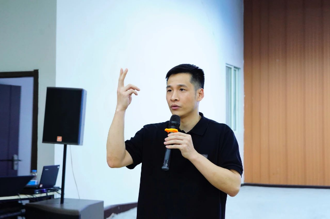會(huì)議還設(shè)有品牌負(fù)責(zé)人、分倉負(fù)責(zé)人、銷售顧問代表等分享環(huán)節(jié)，他們各自立足于自身崗位，分享了自己的所思所想，以及接下來的改進(jìn)計(jì)劃。這讓在場(chǎng)的與會(huì)者們?cè)谒伎歼^程中得以互相啟發(fā)，共同探討如何更好地?fù)?dān)當(dāng)自己的角色，提升工作質(zhì)量和效率。