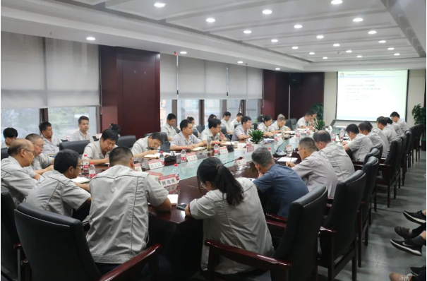 陜西延長石油西北橡膠有限公司于9月11日召開了9月份的工作對(duì)接會(huì)。會(huì)議由西橡公司副總經(jīng)理寧博主持，西橡公司總經(jīng)理兼黨委副書記張航偉也出席并發(fā)表講話。與會(huì)的還包括西橡公司領(lǐng)導(dǎo)班子成員和各單位各部門負(fù)責(zé)人。