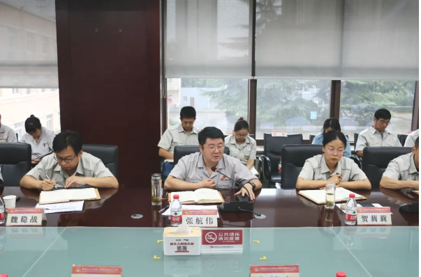 同時(shí)，會(huì)議強(qiáng)調(diào)了加快深化改革的步伐，通過頂層設(shè)計(jì)與基層探索相結(jié)合，制定改革計(jì)劃，解決體制機(jī)制問題。還強(qiáng)調(diào)了黨建和生產(chǎn)經(jīng)營的深度融合，通過主題教育等方式，推動(dòng)黨員干部發(fā)揮模范帶頭作用，關(guān)心員工生活，確保各項(xiàng)任務(wù)的順利實(shí)施。