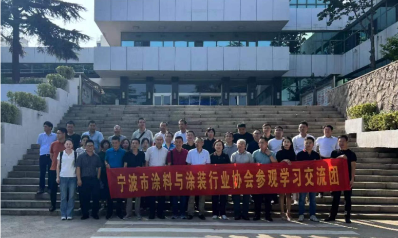 最后一站，寧波涂協(xié)考察團(tuán)來到了海洋化工研究院，受到了院長閆永江和博士桂泰江的熱情歡迎。在座談交流中，桂泰江博士介紹了海洋化工研究院的情況，強(qiáng)調(diào)了其在海洋涂料研發(fā)和功能性涂料方面的專業(yè)性。