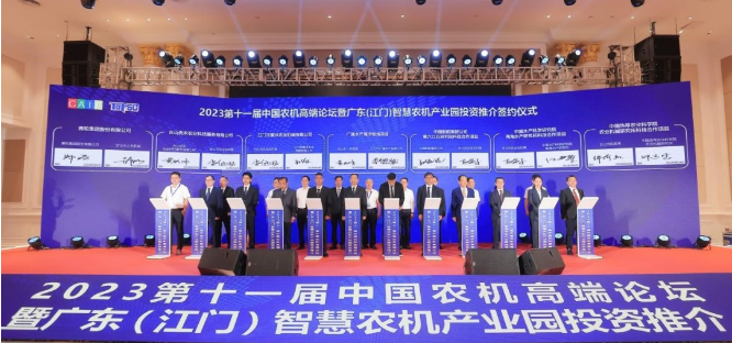 與此同時(shí)，賽輪集團(tuán)作為協(xié)辦單位，與廣東(江門(mén))智慧農(nóng)機(jī)產(chǎn)業(yè)園簽訂了合作協(xié)議。未來(lái)，雙方將共同推動(dòng)智慧農(nóng)機(jī)產(chǎn)業(yè)鏈的高質(zhì)量發(fā)展，計(jì)劃定期進(jìn)行互訪與交流，以進(jìn)一步探索和深化合作領(lǐng)域。這一合作的達(dá)成將為農(nóng)業(yè)機(jī)械領(lǐng)域的技術(shù)創(chuàng)新和發(fā)展注入新的動(dòng)力。