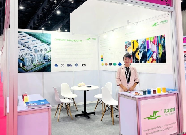 湖南巨發(fā)科技有限公司在泰國曼谷舉辦的2023亞太涂料展覽會(huì)(ASIA PACIFIC COATINGS SHOW)上亮相，展現(xiàn)了其領(lǐng)先的高性能環(huán)保混相顏料。這一盛會(huì)吸引了來自東南亞及周邊地區(qū)的專業(yè)觀眾，湖南巨發(fā)作為中國環(huán)保無機(jī)顏料行業(yè)的代表企業(yè)，吸引了眾多外國客戶的關(guān)注和咨詢，為未來深度合作奠定了堅(jiān)實(shí)基礎(chǔ)。
