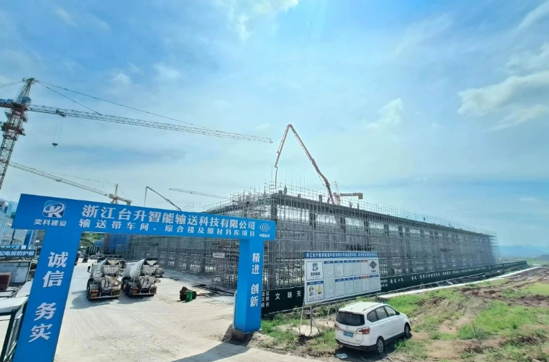 兵貴神速。雙箭股份在抓住施工黃金期的時間窗口，積極推進重大項目建設(shè)，掀起了項目建設(shè)的高潮，以爭春、拼夏、搏秋、賽冬的施工節(jié)奏，臺升智能計劃于今年年底開始試生產(chǎn)，預(yù)計在2024年實現(xiàn)全面投產(chǎn)。