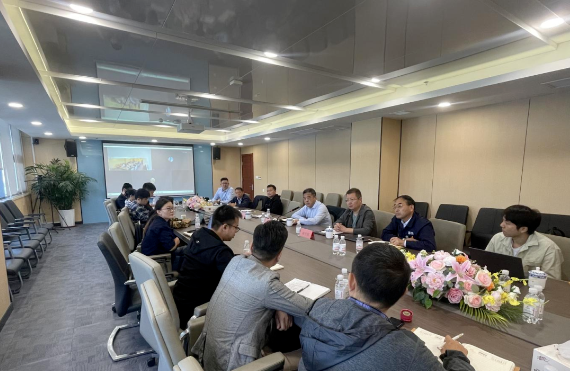 黑貓股份黨委副書記兼董事長(zhǎng)魏明出席了青島黑貓研究院新產(chǎn)品推廣協(xié)調(diào)會(huì)。會(huì)議還邀請(qǐng)了黑貓股份副總經(jīng)理?xiàng)盍?、黑貓股份炭黑事業(yè)部負(fù)責(zé)人戚倫輝、青島黑貓負(fù)責(zé)人王宏，以及黑貓股份旗下各基地相關(guān)部門負(fù)責(zé)人出席。